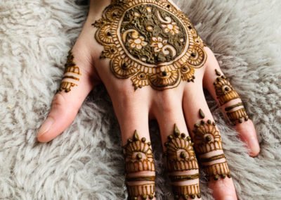 Rouge Henna Hands | Henna art on hand